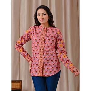 Blusa de Popelina de Algodón Rosa Intenso con Botones Frontales y Diseño Floral - Product Image 5