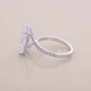 Bague de fiançailles et de mariage en diamant de laboratoire taille radiant certifié IGI, avec halo et bande pavée en or blanc/rose et jaune 9 carats - Product Image 3