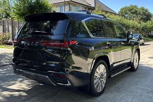 Lexus LX 600 Luxury 2023 en Excelentes Condiciones ~25 Millas, Motor V6 Twin-Turbo, 4x4, Suspensión con Control de Altura Activo - Product Image 3