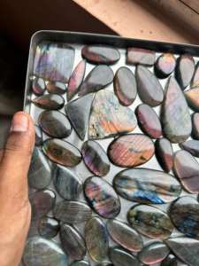 Cabochon de pierres précieuses en Labradorite naturelle de qualité AAA Multi violet Jaspe à dos plat en cristal Fabrication de bijoux de différentes tailles et couleur verte - Product Image 2