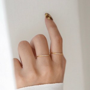 Anillo Delgado Antideslustre con Diamante CZ, Anillo Apilable Delicado de Zirconia Impermeable, Anillo de Banda Dorada, Regalo para Mamá - Product Image 5