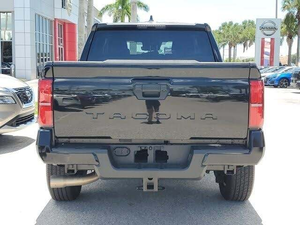 Toyota Tundra SR5 Doble Cabina RWD R20 2024 Usada en Excelente Estado, Volante a la Izquierda, Techo Oscuro, ACC, Tapicería de Tela, Faros LED Automáticos, Pantalla Táctil - Product Image 4