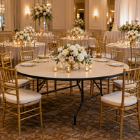 Table ronde pliante en plastique blanc disponible pour les événements en plein air, les mariages décontractés, les banquets et les fêtes