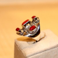 Anillo de Plata de Ley 925 con Coral Estilo Boho para Oración y Devoción, Calidad Premium, Artesanía Fina