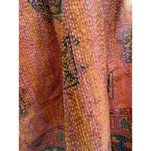 Pañuelo de Seda Vintage con Bordado 85x210cm, Diseño Inspirado en el Templo Spice - Product Image 2