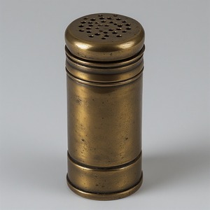 Elegante Molino de sal y pimienta de madera con detalles superiores de latón Artesanal que ofrece acento decorativo para cenar - Product Image 2