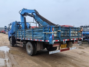 Camion de fret moyen d'occasion Dongfeng 2017 4x2 avec grue 5 tonnes, bras pliant 3 sections, pour livraison logistique du dernier kilomètre et marchandises générales - Product Image 3