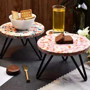 Plateau de présentation de desserts et de pâtisseries haut de gamme pour les mariages et les occasions festives Élégant support à gâteau artisanal en bois et résine incrustée - Product Image 4