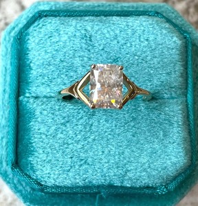 Anillo de compromiso de diamante cultivado en laboratorio de corte radiante de 2 quilates, anillo solitario nupcial certificado IGI, joyería de diamante creada en laboratorio elegante Pe - Product Image 2