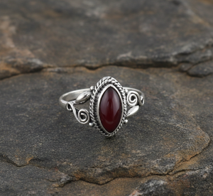 Anillo Hecho a Mano con Engaste de Bisel Clásico de Granate Marquesa en Plata de Ley 925 - Product Image 6