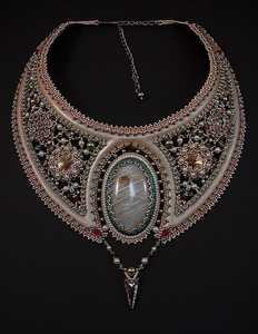 Collier rond avec pendentif en perles de rocaille brodées, chaînes brodées carrées et ovales, style religieux tendance avec pierre principale en perle - Product Image 2