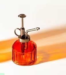 Flacon pulvérisateur élégant en verre gaufré rouge vintage avec pompe en métal idéal pour les soins des plantes d'intérieur et la décoration intérieure - Product Image 4