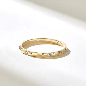 Anillo de Bodas de diamante cultivado en laboratorio pequeño minimalista de oro sólido con certificación GIA para fiestas - Product Image 1