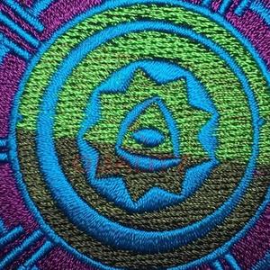 Vente en gros d'insignes brodés avec logo personnalisé nouveau design d'insignes en tissu thermocollant brodés à la main prix d'usine OEM disponible - Product Image 2