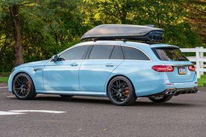 Mercedes-AMG E63 S Wagon d'occasion 2020, environ 8 200 milles, finition Gulf Blue Manufaktur, freins en carbone-céramique, très bien équipée - Product Image 4