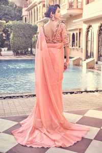 Elegante sari con volantes de organza de melocotón con blusa floral bordada PESADA | Conjunto de Sari indio de diseñador para bodas y fiestas - Product Image 6