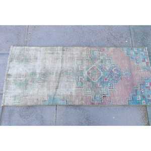 Petit tapis vintage 1,5x3,3 pi (45x100 cm), tapis turc en laine à motifs floraux roses - Product Image 4