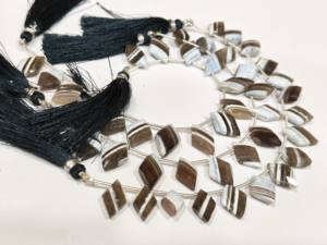 Cuentas facetadas de Briolette de 15 a 20mm con forma de diamante de ópalo de roca natural vendidas por hebra de 8 pulgadas de largo - Product Image 3