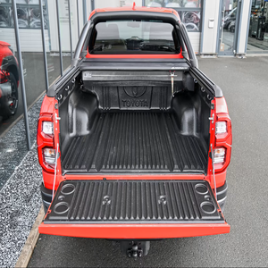 Pour camionnette Hilux Diesel avec couvercle de benne noir et doublure de hayon, lumières LED extérieures rouges - Product Image 4