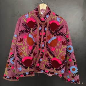 Veste en coton du Cachemire matelassée et brodée à la main, avec des motifs floraux vibrants, des broderies Aari complexes et respirante. - Product Image 1