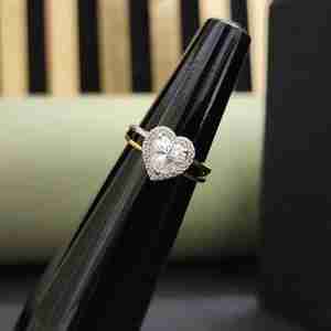 แหวนหมั้นเพชรโมอิสซาไนต์รูปหัวใจสวยงาม พร้อมใบรับรอง IGI ประดับเพชรแบบ Pave Setting ในทองคำแท้ 14KT สำหรับคนที่คุณรัก - Product Image 1