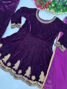 Exclusivo par de Palazzo morado en tela de terciopelo viscosa con bordado para mujeres indias paquistaníes en bodas y fiestas - Product Image 5
