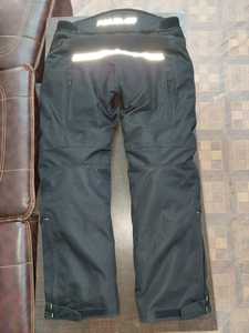 Pantalones textiles protectores para motocicleta diseñados para la comodidad diaria en el manejo, con construcción transpirable y armadura de nivel 1 CE. - Product Image 3