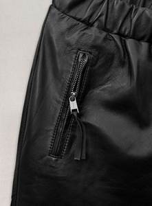 Pantalon en cuir décontracté à boutons, longueur classique, 100% haute qualité - Tissu léger et à séchage rapide de qualité supérieure - Product Image 4