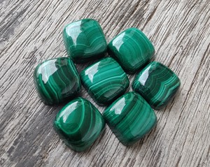Venta al por mayor AAA + Lavira marca cojín corte natural malaquita piedras preciosas 20mm verde cuadrado Rusia piedras preciosas sueltas - Product Image 2