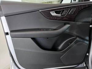 Audi Q8 AWD 3.0T Premium 2019, SUV de 4 Puertas, Techo Panorámico, Asientos de Cuero, Volante a la Izquierda, Motor Turbo de Gasolina, ACC, R19, Automático - Product Image 4