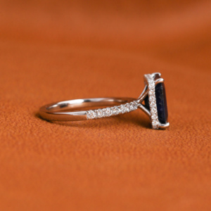 Bague fine en or massif 14KT Lab de mode de luxe cultivé en diamant bleu foncé taille émeraude fiançailles avec Halo caché certifié IGI - Product Image 6