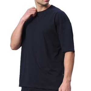 Conjunto de camiseta y pantalones cortos de verano para hombre con logo personalizado, conjunto de dos piezas transpirable de algodón y poliéster. - Product Image 1