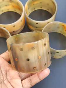 Brazalete Ancho de Cuerno de Búfalo Natural Ecológico con Puntos de Latón, Hecho a Mano, Acabado Pulido, Brazalete Elegante para Mujer - Product Image 2