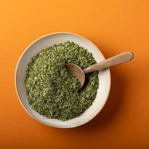 Persil aux herbes séchées naturelles de récolte fraîche offert dans un emballage en vrac Approvisionnement en gros de persil séché de qualité supérieure disponible - Product Image 4