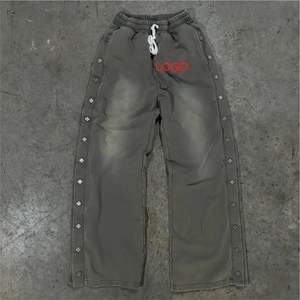 Nouvel arrivage de pantalons de survêtement vintage délavés Streetwear Pantalon de survêtement en strass avec bouton personnalisé et effet soleil sur le côté - Product Image 1