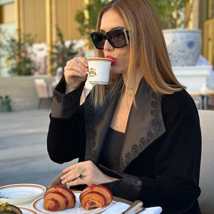Abayas longues à manches longues de mode modeste fabriquées à la main à Dubaï pour adultes, anti-rides, pour les occasions de prière, motifs uniques de créateurs, matière en soie - Product Image 4