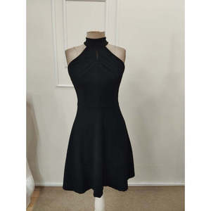 Vestido Mini de Crepé con Cuello Alto y Hombros Descubiertos para Mujer de Jane's, con Detalle de Encaje en la Espalda - Elegante Vestido de Fiesta sin Mangas con Corte en A - Product Image 6