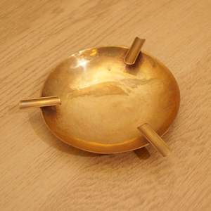 Cendrier en laiton lourd avec construction robuste conçu pour résister à la chaleur et aux conditions venteuses extérieures - Product Image 4