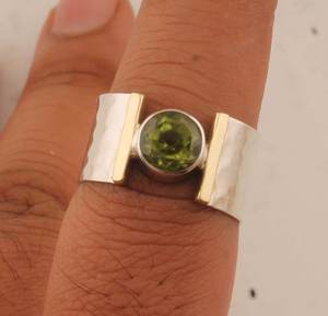 Anillo de peridoto martillado hecho a mano de Plata de Ley 925 sólida Ajuste de bisel de diamante de corte ovalado para fiestas de boda Diseño unisex de moda - Product Image 4