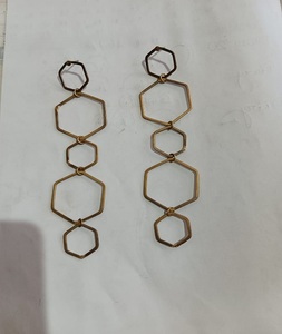 Elegantes pendientes de onda chapados en oro brillante, joyería de moda de latón delicado para mujeres con diseño curvo de moda de F S International - Product Image 3