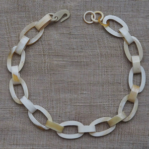 Collar de Lujo Hecho a Mano con Cuerno de Búfalo, Joyería Natural y Sostenible para Mujer, Alta Calidad - Product Image 1