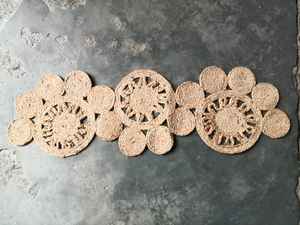 Moderno Camino de Mesa de Yute Floral Personalizable con Estilo Trenzado Ecológico Hecho a Máquina para Uso Doméstico y Comercial - Product Image 4