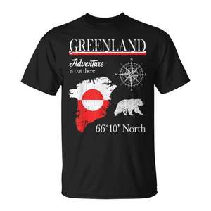 Camiseta Greenland Adventure con diseño de bandera y oso, estampado de mapa de latitud norte de 6610', ropa unisex - Product Image 1