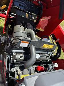 รถแทรกเตอร์มือสอง Massey Ferguson สีแดง ขับเคลื่อน 4 ล้อ 25 แรงม้า พร้อมอุปกรณ์ตักดินด้านหน้า ระบบเกียร์ขับเคลื่อน รับประกัน 6 เดือน ใช้งานได้หลากหลาย - Product Image 5