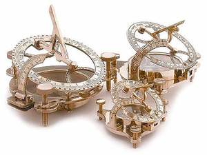 Brújula de viaje Náutica de latón antiguo para senderismo y camping Puntero luminoso portátil para exteriores Diseño de Reloj clásico en venta - Product Image 2