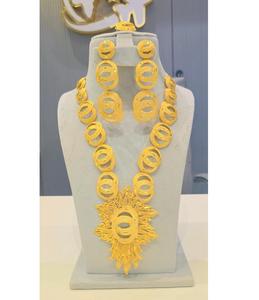 Elegante Juego de Joyas de Diamantes de 4 Piezas Chapado en Oro para Mujer - Joyería para Boda, Compromiso, Aniversario y Regalo - Diseño Indio Hecho a Mano - Product Image 5