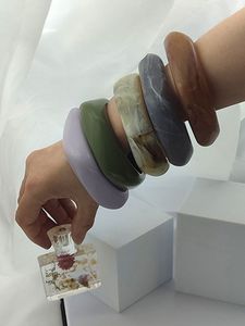 กำไลเรซินที่สะดุดตาสำหรับสวมใส่ในงานปาร์ตี้ - Product Image 4