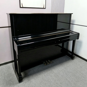 Piano droit Yamaha U1A haut de gamme, 88 touches, finition noire, design classique, touches lestées, plancher en bois massif, montage au sol - Product Image 2