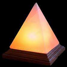 Lampe pyramidale de sel de l'Himalaya sculptée en coeur avec base en bois Lumière décorative en cristal naturel pour l'ambiance de la maison et les cadeaux - Product Image 4