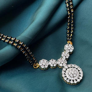 Pendentif Mangalsutra américain clouté de diamants Chaîne de perles noires Bijoux en laiton plaqué rhodium pour mariage Motif en forme de fleur - Product Image 5